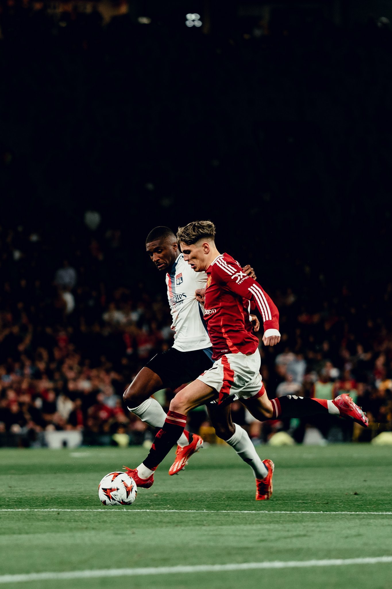 里昂战平那不勒斯，格列兹曼补时绝平西甲的简单介绍